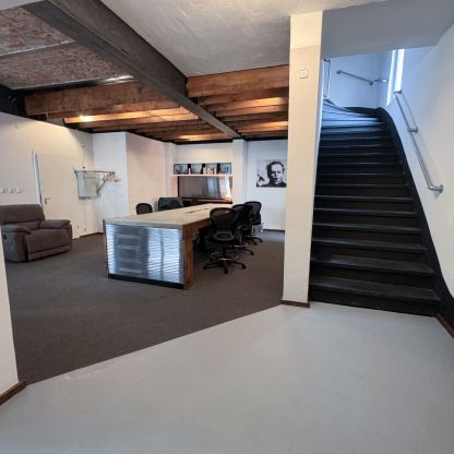 Blick vom Eingangsbereich auf den Arbetisberteich